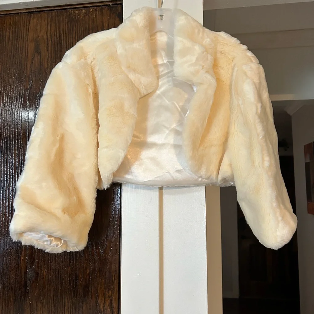 Beautiful ivory David's Bridal wedding dress size 16w/belt & wrap Style- 9V3540 - Picture 8 of 13